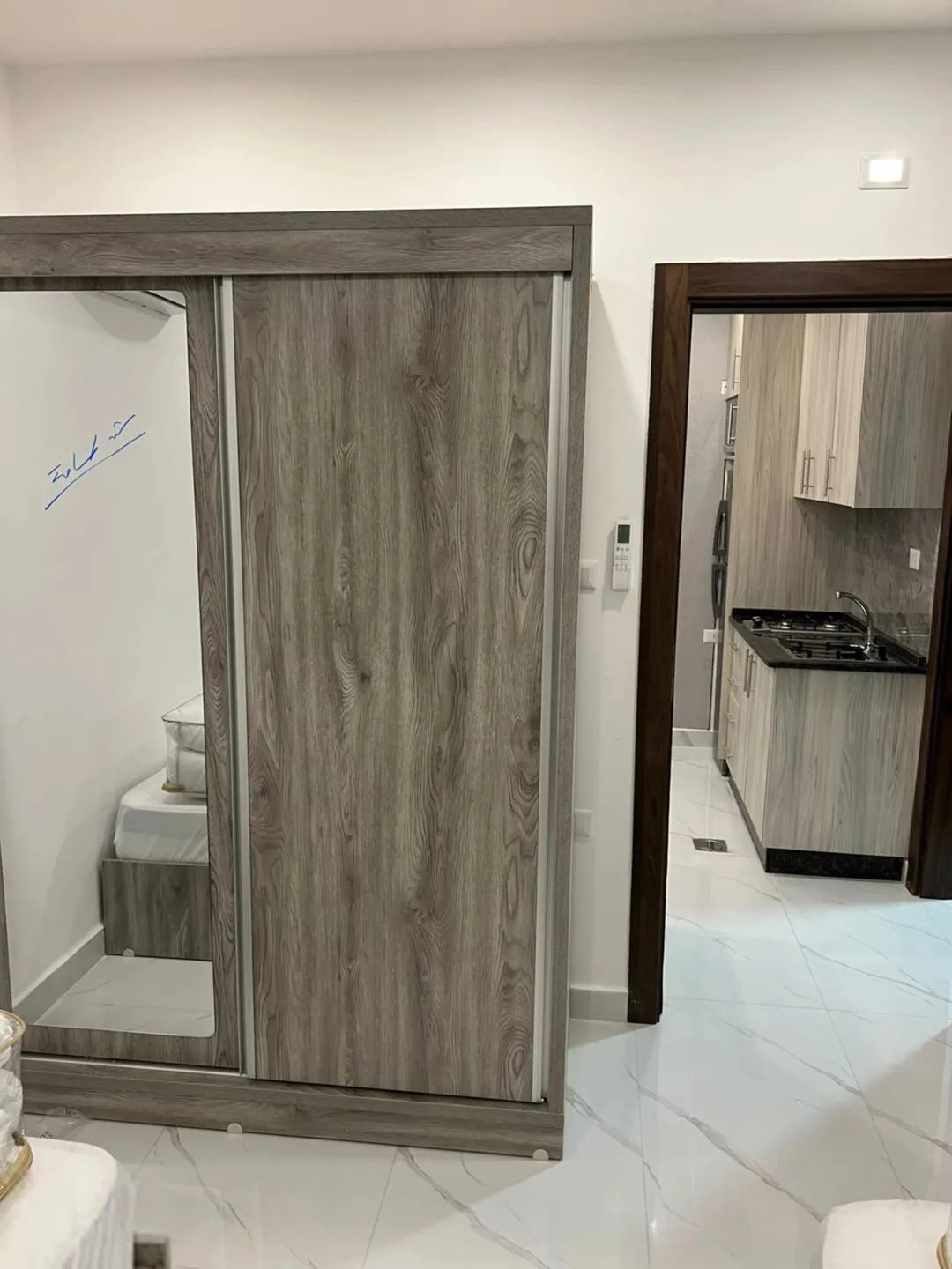 شقة فاخرة مفروشة للإيجار في الجبيهة بالقرب من البوابة الشمالية للجامعة