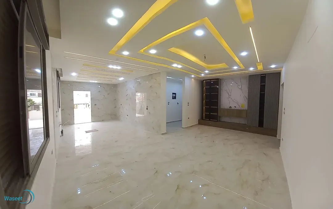شقة فخمه 202م اول فني للبيع على شارع البتراء مقابل شرق اربد مول قراند مقابل بيت البن البرازيلي
