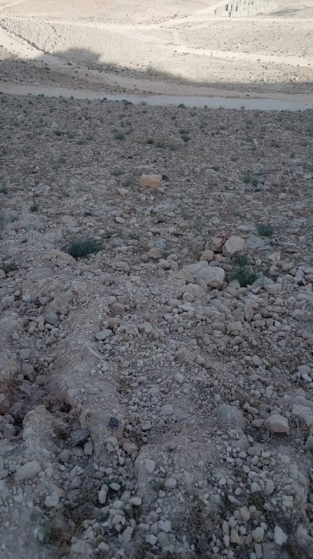 ارض في طريق شارع الميه