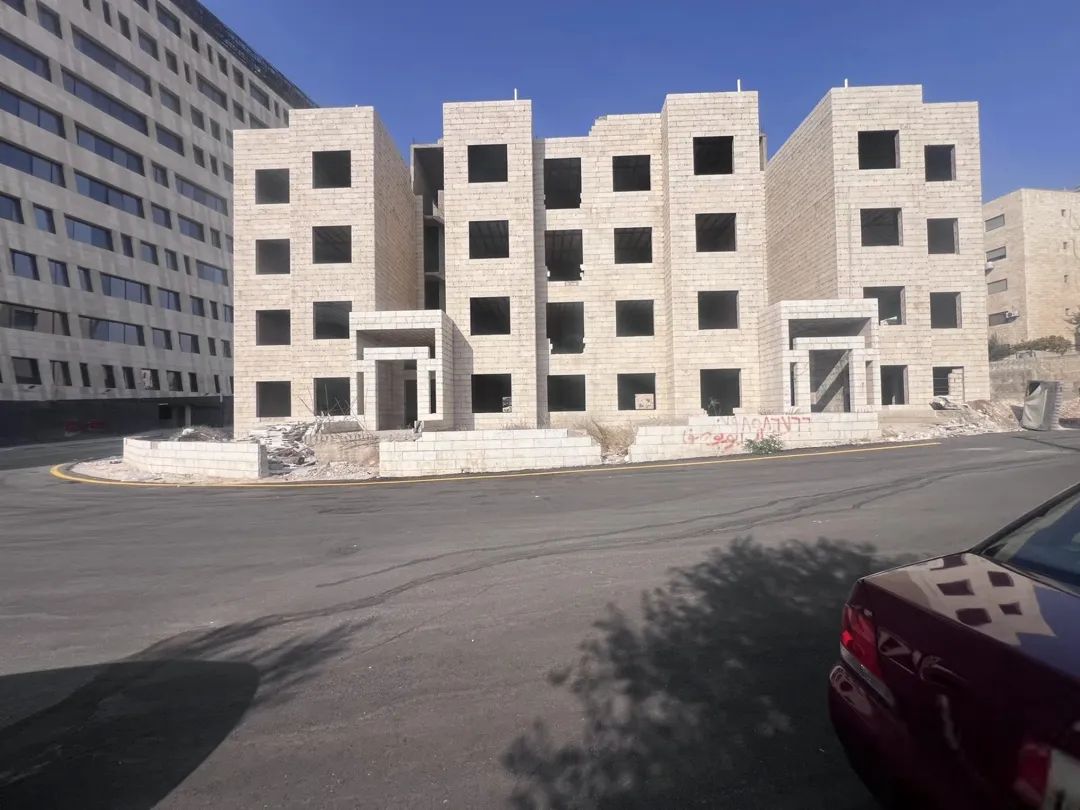 عمارة تجارية قيد الانشاء للبيع تصلح لعمل فندق او شقق فندقية