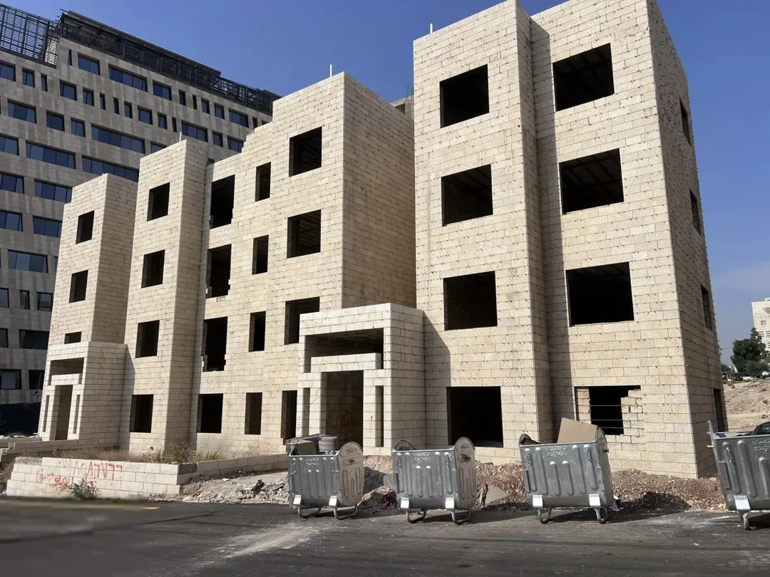 عمارة تجارية قيد الانشاء للبيع تصلح لعمل فندق او شقق فندقية