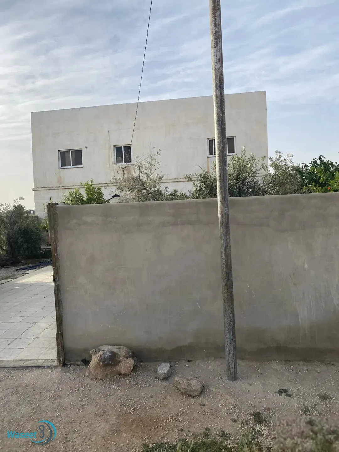 بيت طابقين ع دلمين ارض للبيع