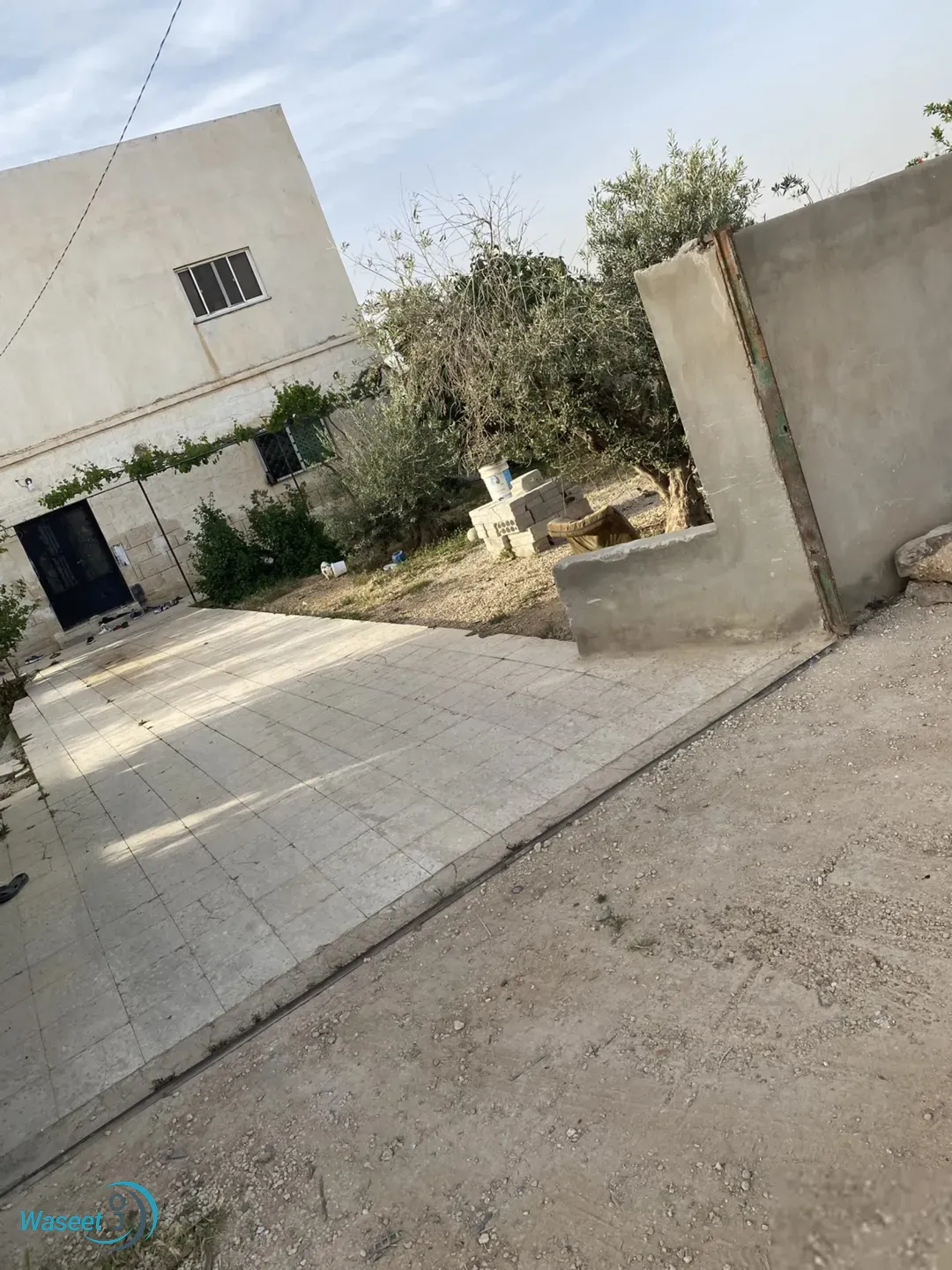 بيت طابقين ع دلمين ارض للبيع