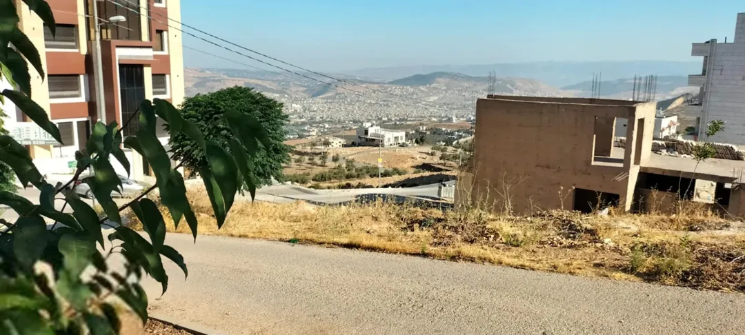 أرض للبيع في صافوط شمال عمان بمساحة 1,075 م2