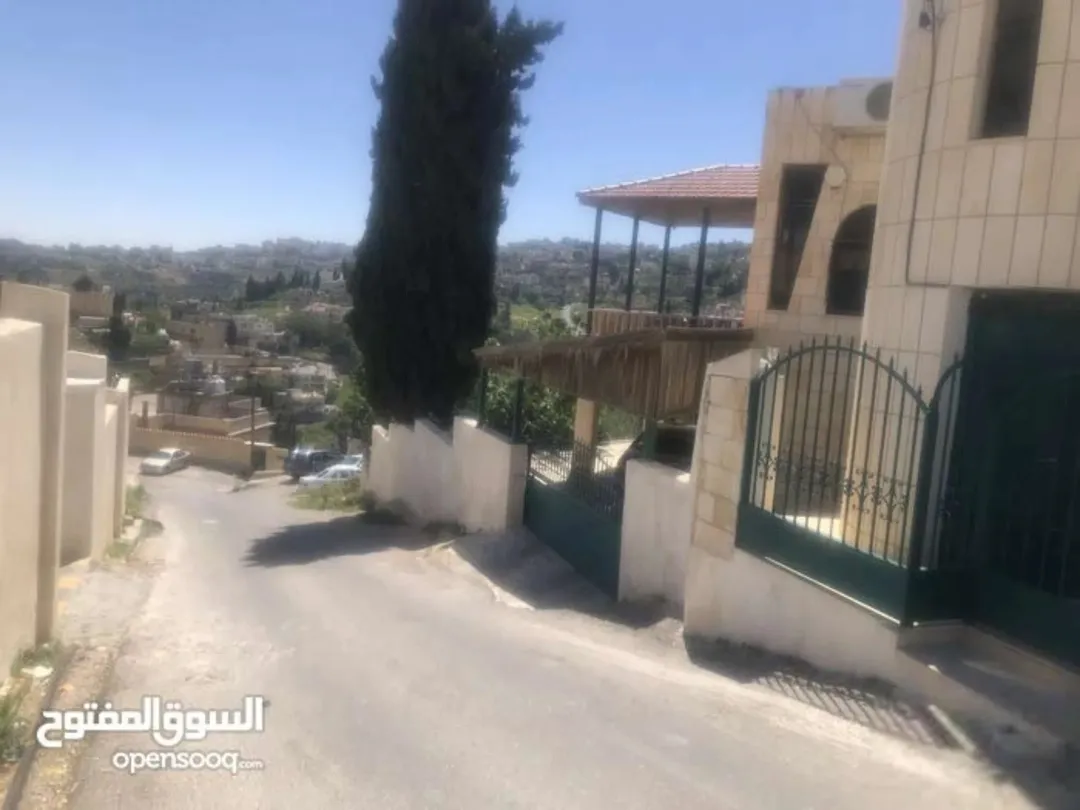 شبه فيلا للبيع في السلط – منطقة السلالم بإطلالة مميزة