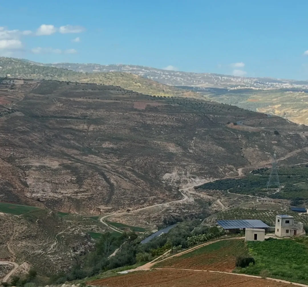 قطعة ارض مفروزة و مطلة ب المصطبة