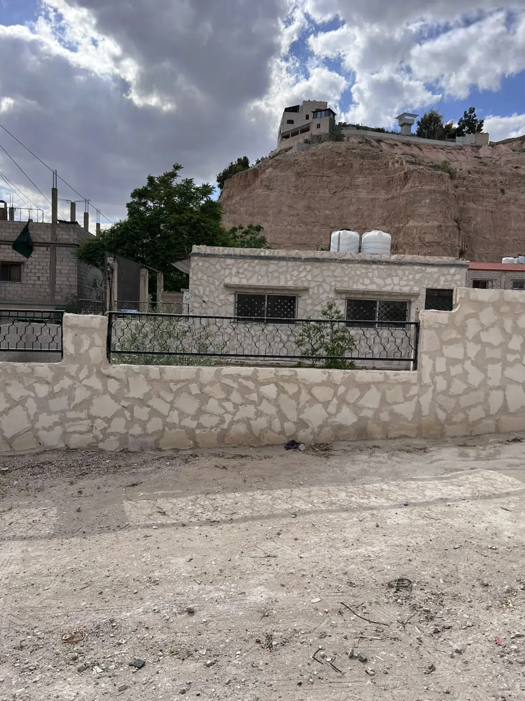 بيت طابقين تم ترميم البيت كامل وعمل صيانة كاملة