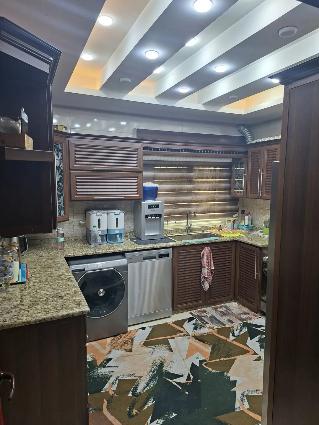 شقة سوبر ديلوكس طابق الثاني شارع الاستقلال بجانب كزية الاستقلال عماره ابونحله رقم 152 ط2