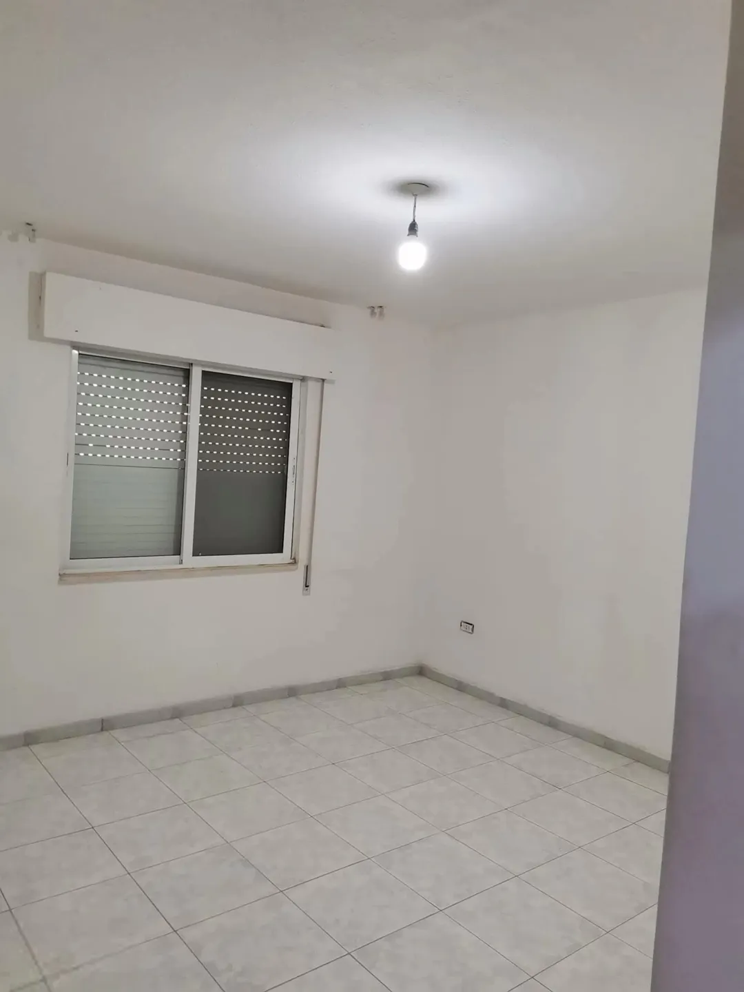 شقة للبيع في ماركا الجنوبية/طريق الحزام الدائري/إسكان الفردوس طابق اول بمساحة إجماليه 100م بسعر 22