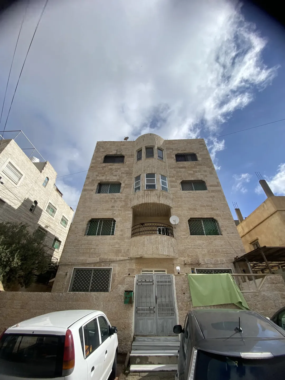 فرصة استثمارية عمارة في منطقة إسكان صالحية العابد ماركا الجنوبية مؤجرة بالكامل مكونة من اربع طوابق