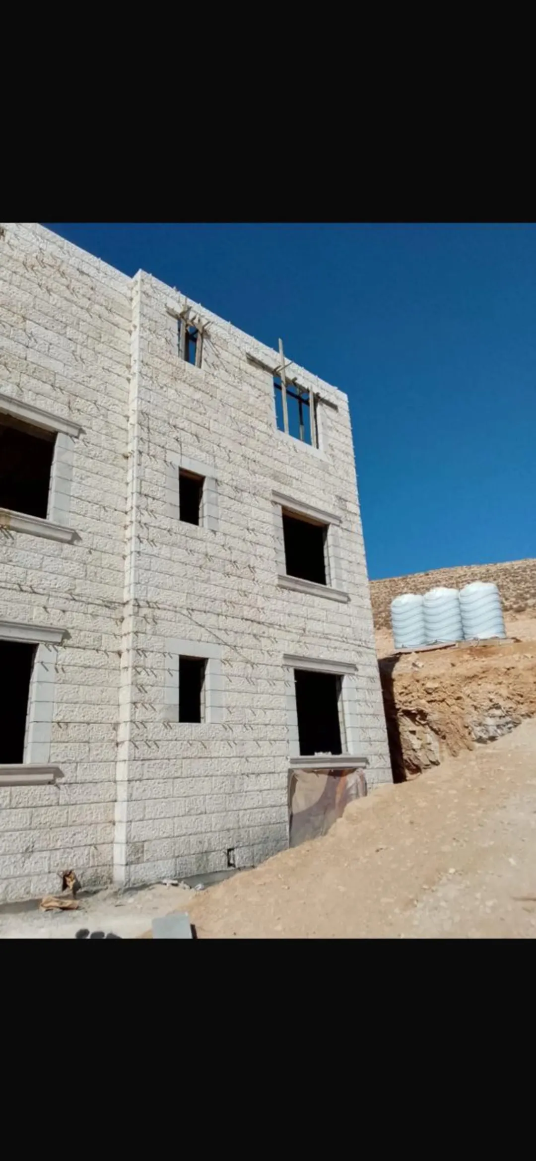 بيت عظم في شومر ثلاث طوابق