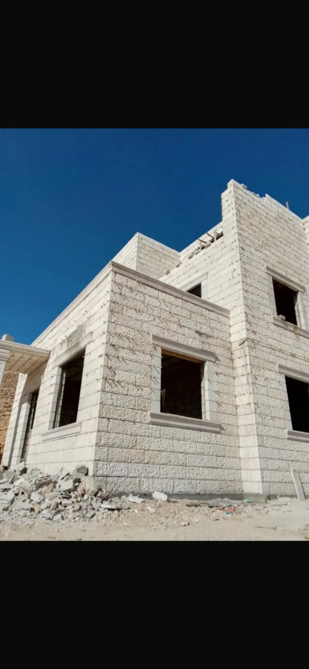 بيت عظم في شومر ثلاث طوابق