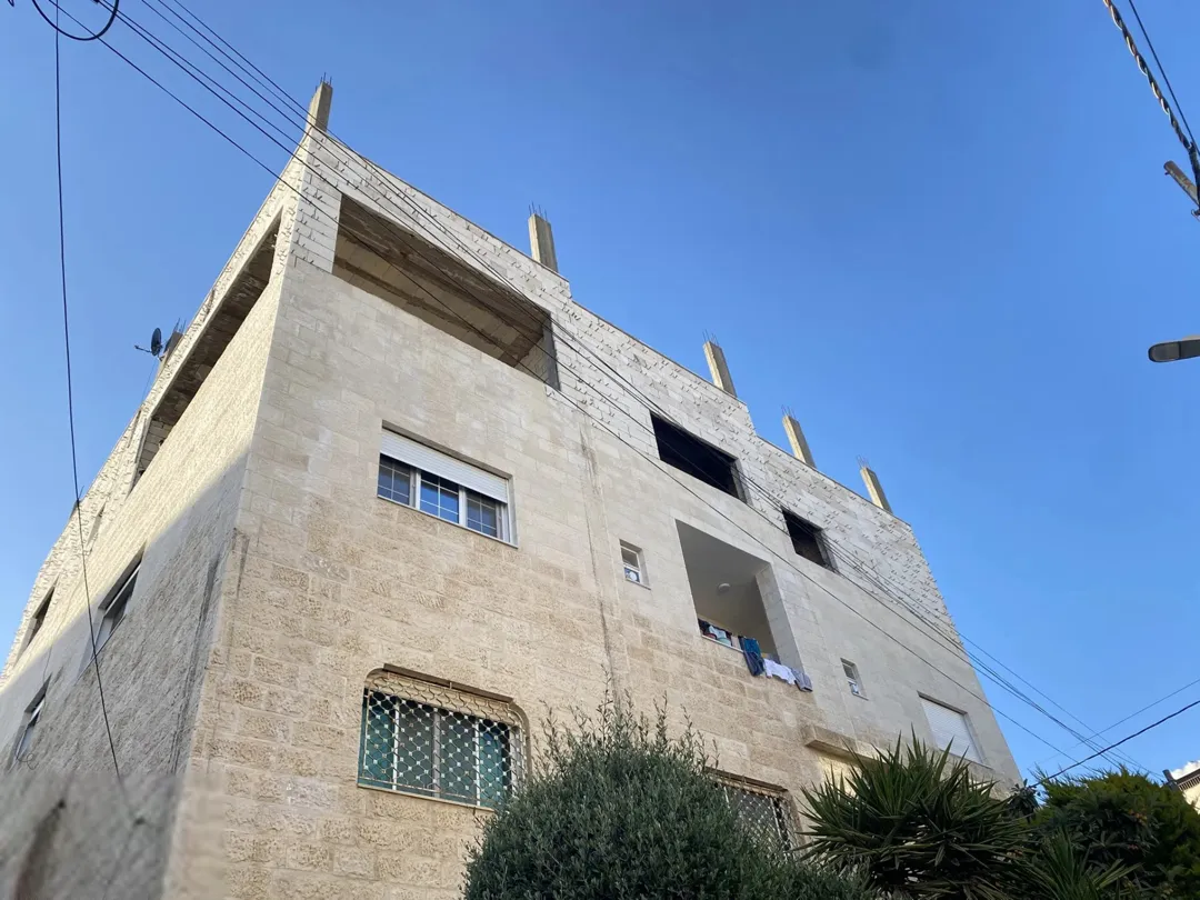 شقة طابق ثاني للبيع مع سطح بناء جديد بحاجة الى تشطيب
