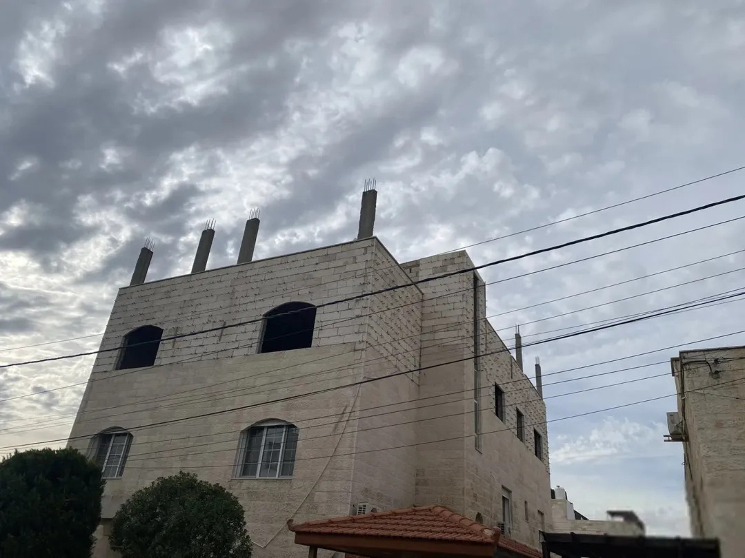 شقة طابق ثاني للبيع مع سطح بناء جديد بحاجة الى تشطيب