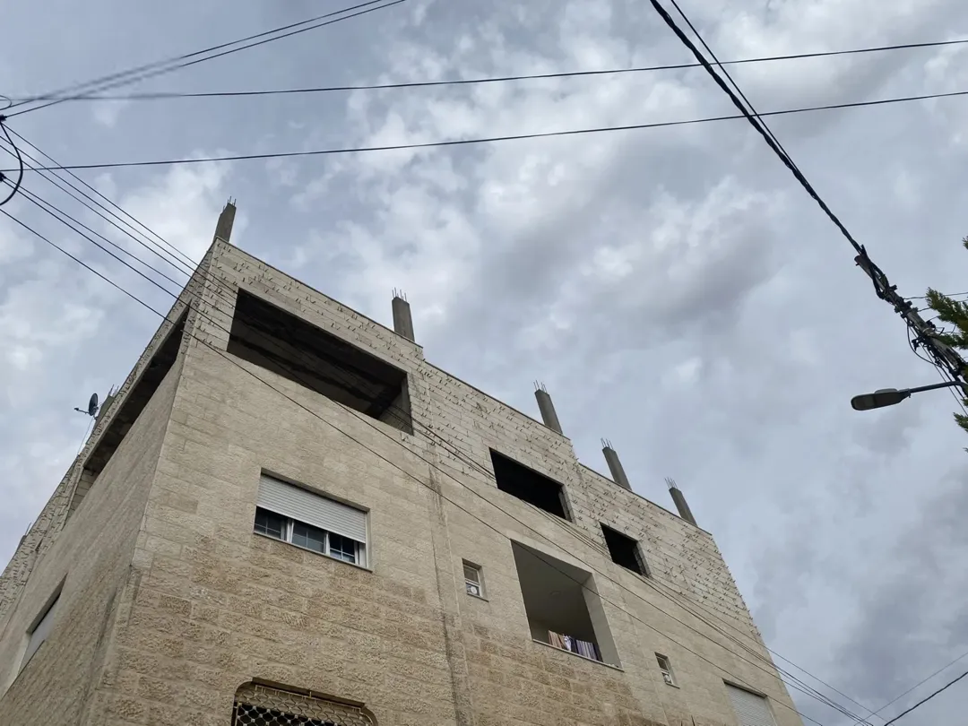 شقة طابق ثاني للبيع مع سطح بناء جديد بحاجة الى تشطيب
