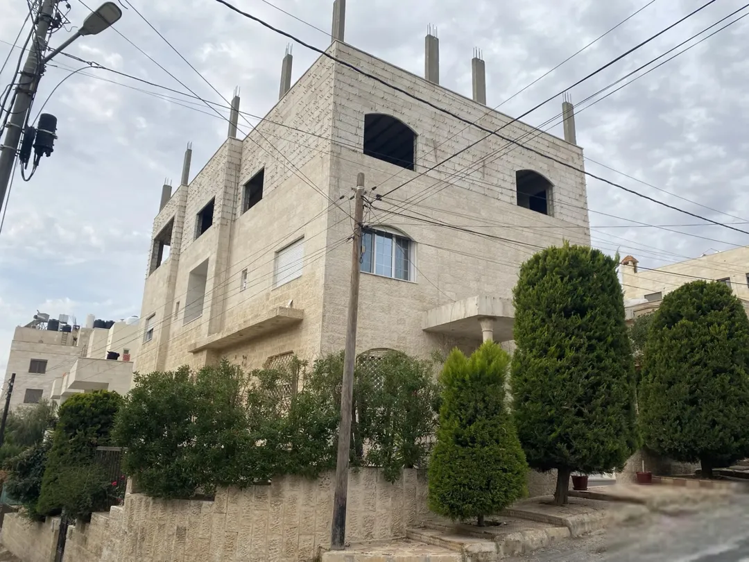 شقة طابق ثاني للبيع مع سطح بناء جديد بحاجة الى تشطيب