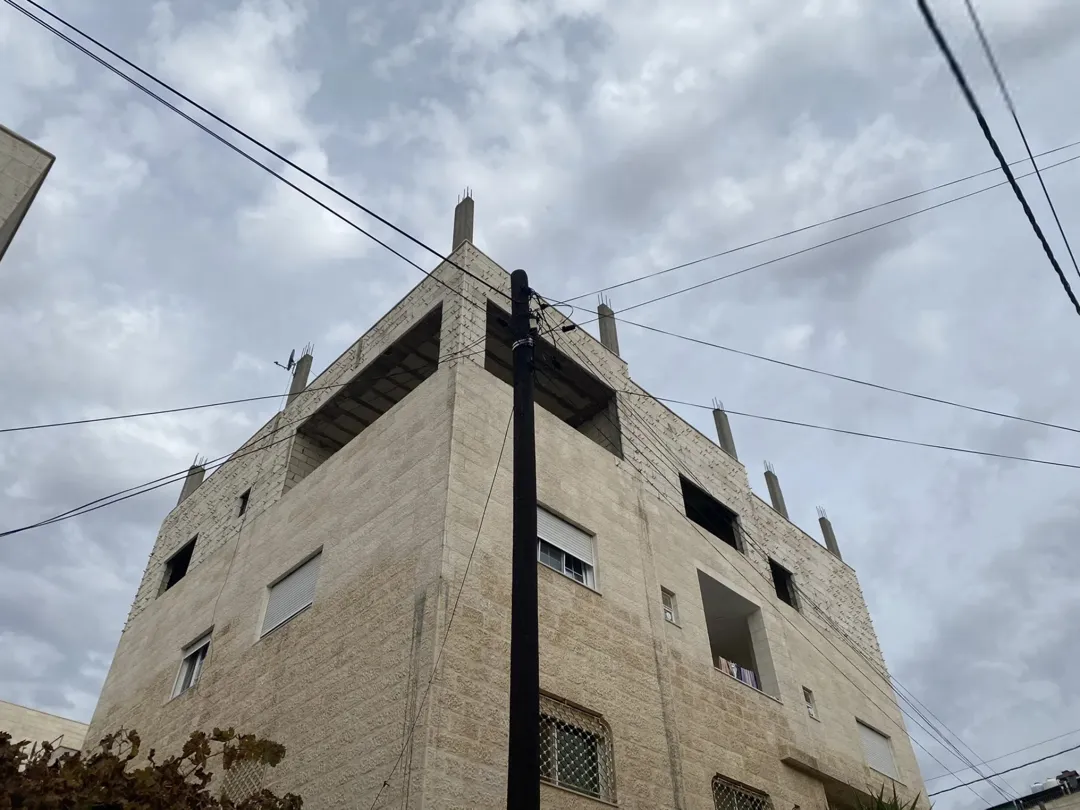 شقة طابق ثاني للبيع مع سطح بناء جديد بحاجة الى تشطيب