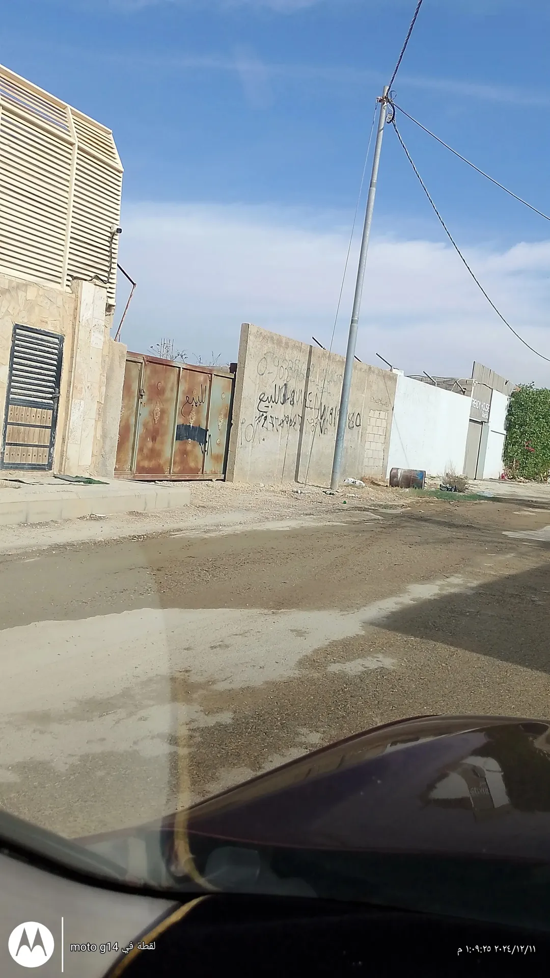 أرض مميزة تضم بناء شاليه عظم مع سور وبوابة