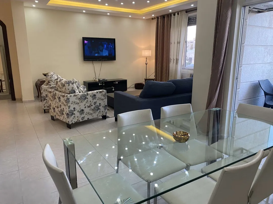 شقة مفروشة فاخرة 3 غرف في قلب الشميساني – عمان الاردن | ID 702694