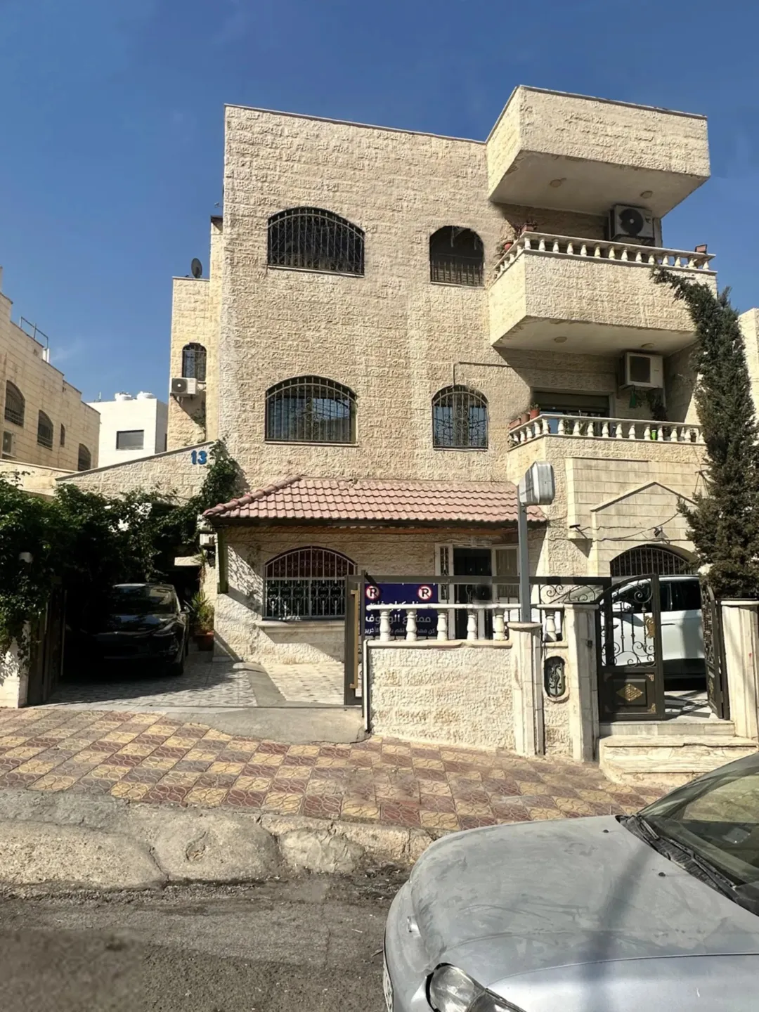 مبنى تجاري للبيع بالكامل في موقع استثنائي بالمنارة