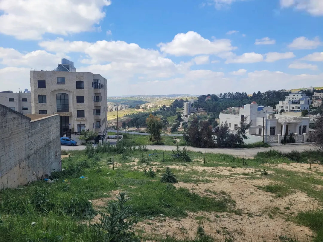 أرض ذات إطلالة خلابة تصلح لبناء إسكان في أجمل مناطق مرج الحمام