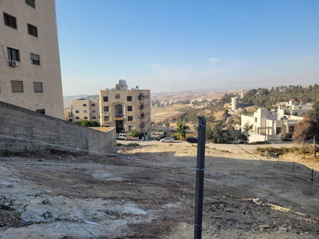 أرض ذات إطلالة خلابة تصلح لبناء إسكان في أجمل مناطق مرج الحمام