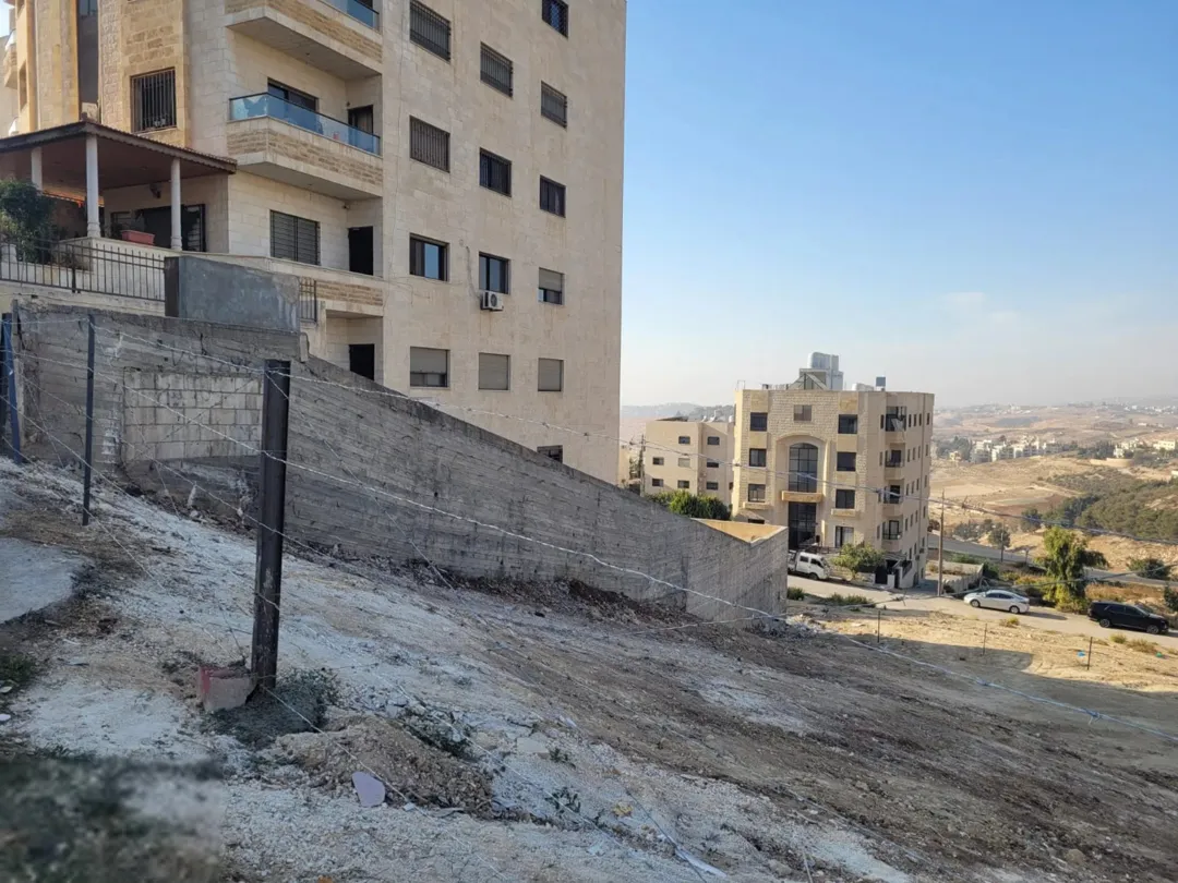 أرض ذات إطلالة خلابة تصلح لبناء إسكان في أجمل مناطق مرج الحمام