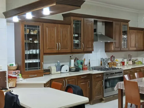 شقة أرضية طابقية فاخرة بمساحة 280 مترًا مربعًا مفروشة للإيجار – عمان الاردن | ID 597101