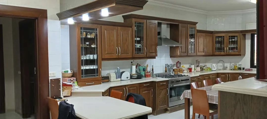 شقة أرضية طابقية فاخرة بمساحة 280 مترًا مربعًا مفروشة للإيجار – عمان الاردن | ID 597101
