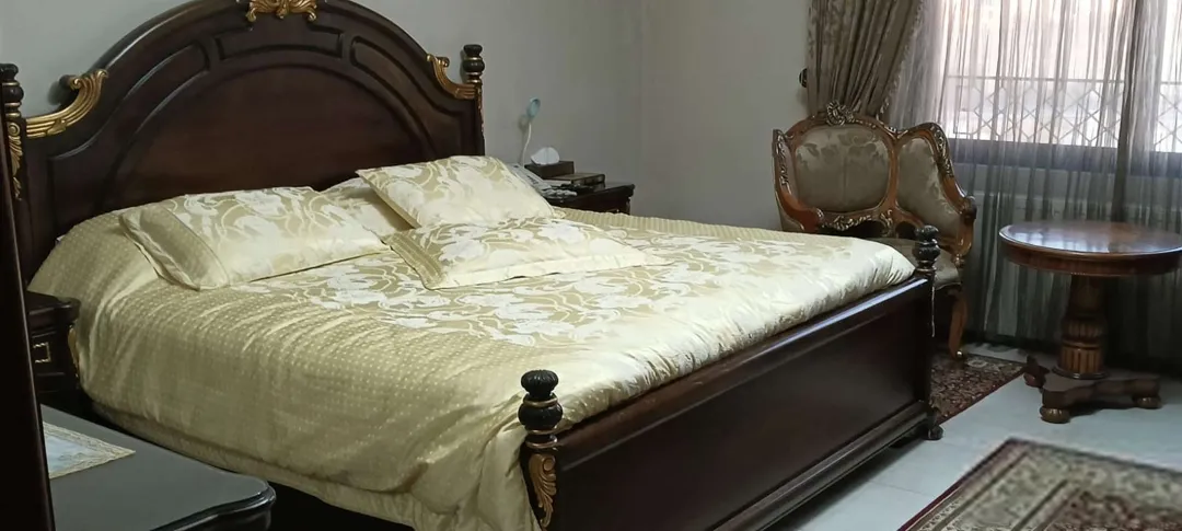 شقة أرضية طابقية فاخرة بمساحة 280 مترًا مربعًا مفروشة للإيجار – عمان الاردن | ID 597101
