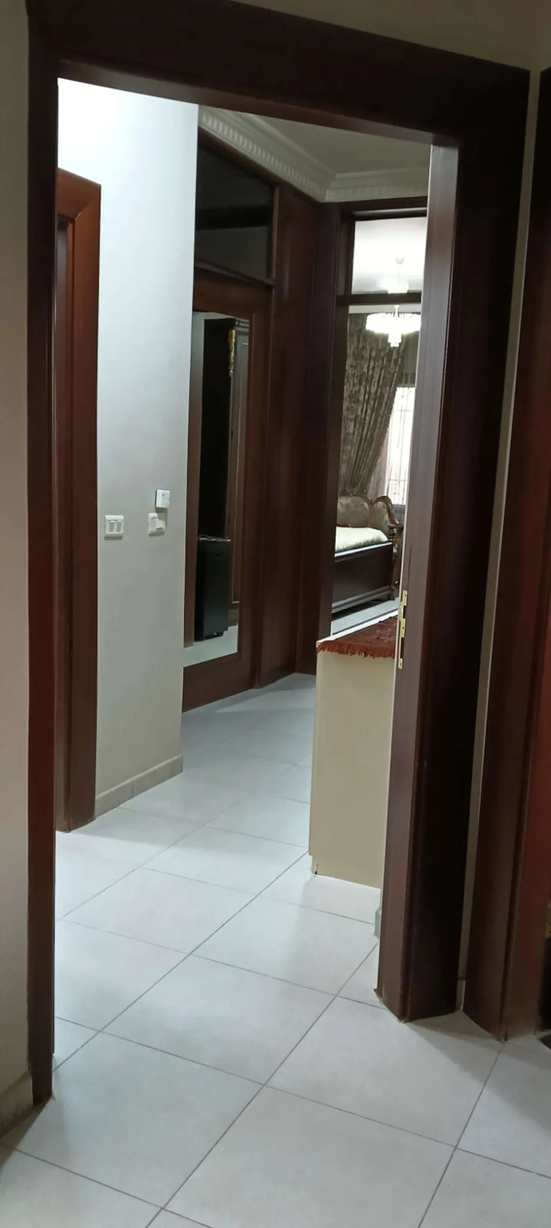 شقة أرضية طابقية فاخرة بمساحة 280 مترًا مربعًا مفروشة للإيجار – عمان الاردن | ID 597101