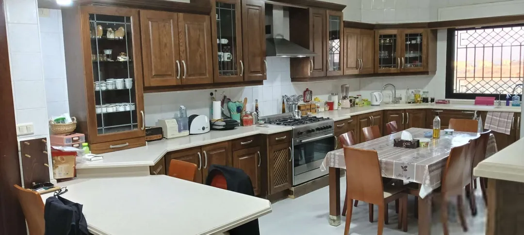 شقة أرضية طابقية فاخرة بمساحة 280 مترًا مربعًا مفروشة للإيجار – عمان الاردن | ID 597101