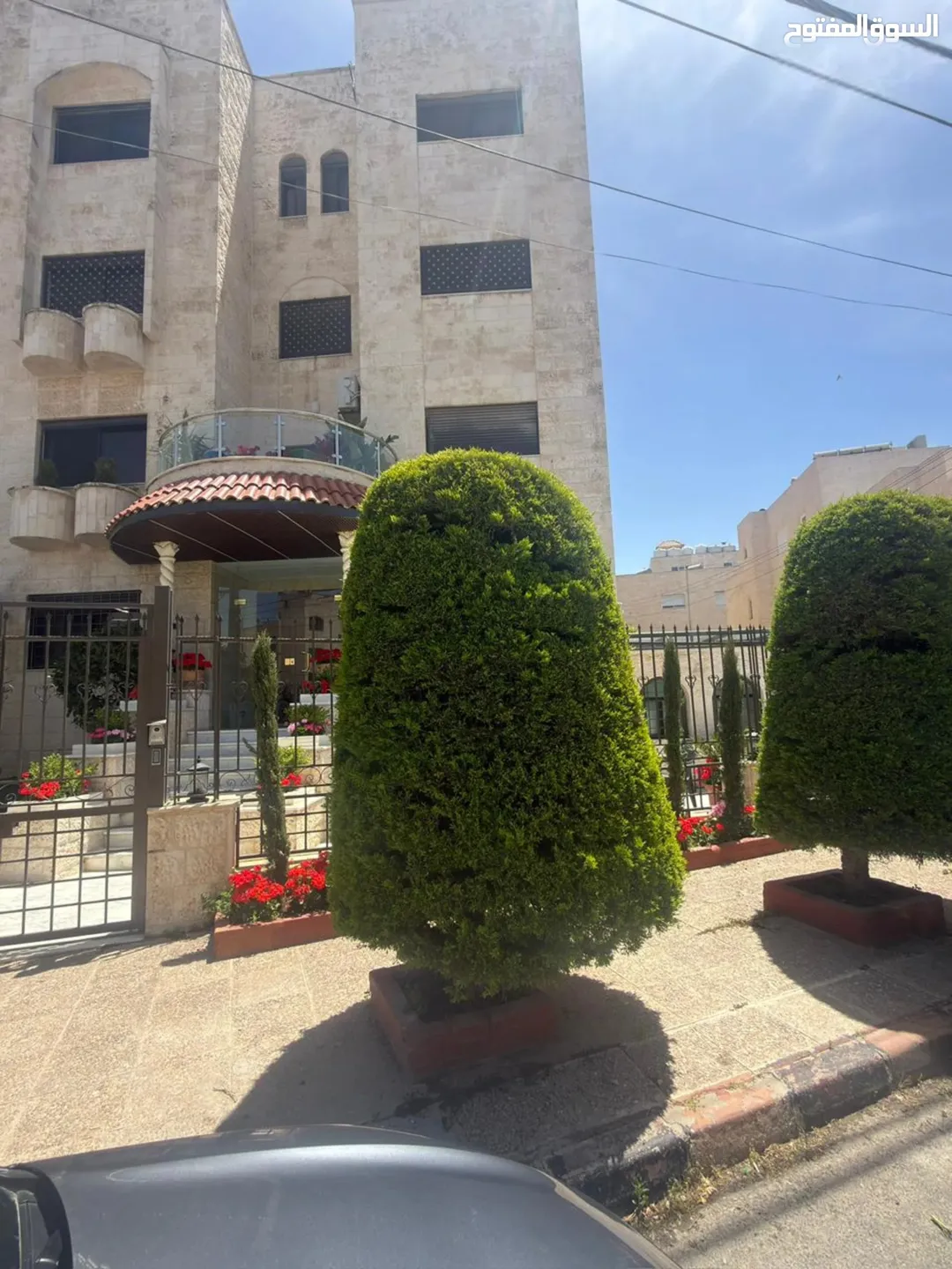 البيت 460 متر معه حديقه خارجيه و خمس غرف نوم و ست حمامات ثلاث غرف ماستر و يوجد مطبخ أمريكي و مطبخ عا