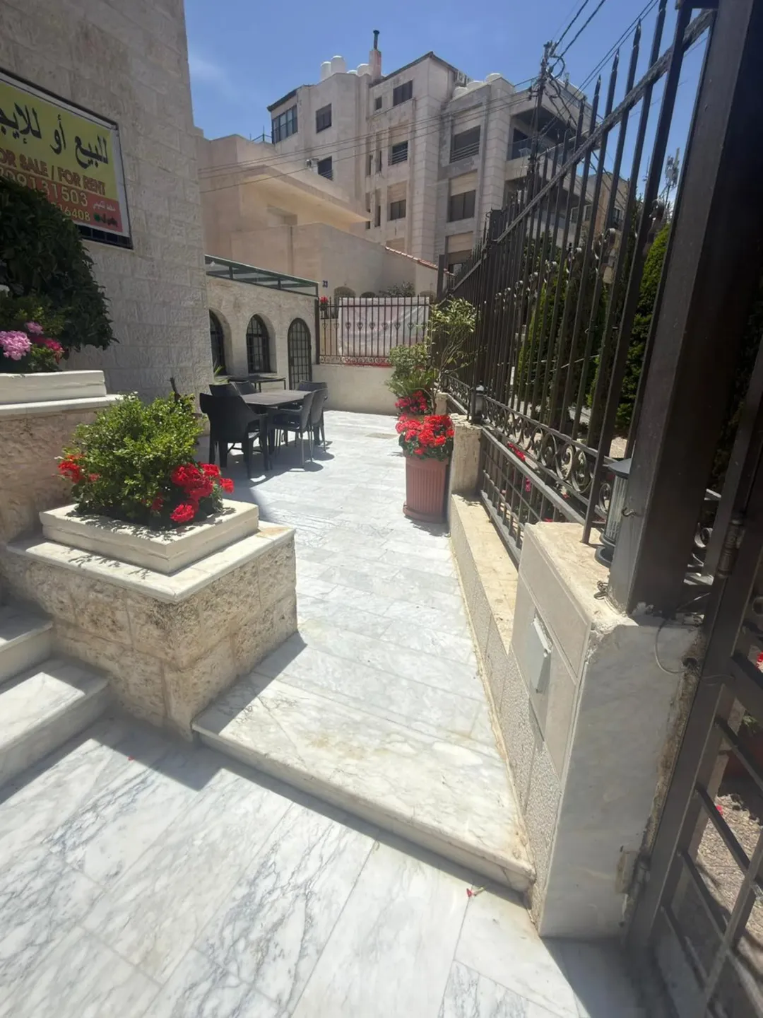البيت 460 متر معه حديقه خارجيه و خمس غرف نوم و ست حمامات ثلاث غرف ماستر و يوجد مطبخ أمريكي و مطبخ عا