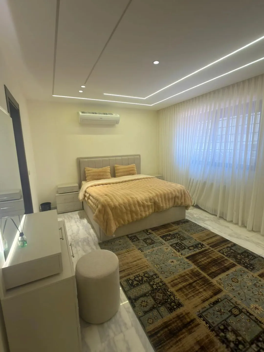 البيت 460 متر معه حديقه خارجيه و خمس غرف نوم و ست حمامات ثلاث غرف ماستر و يوجد مطبخ أمريكي و مطبخ عا