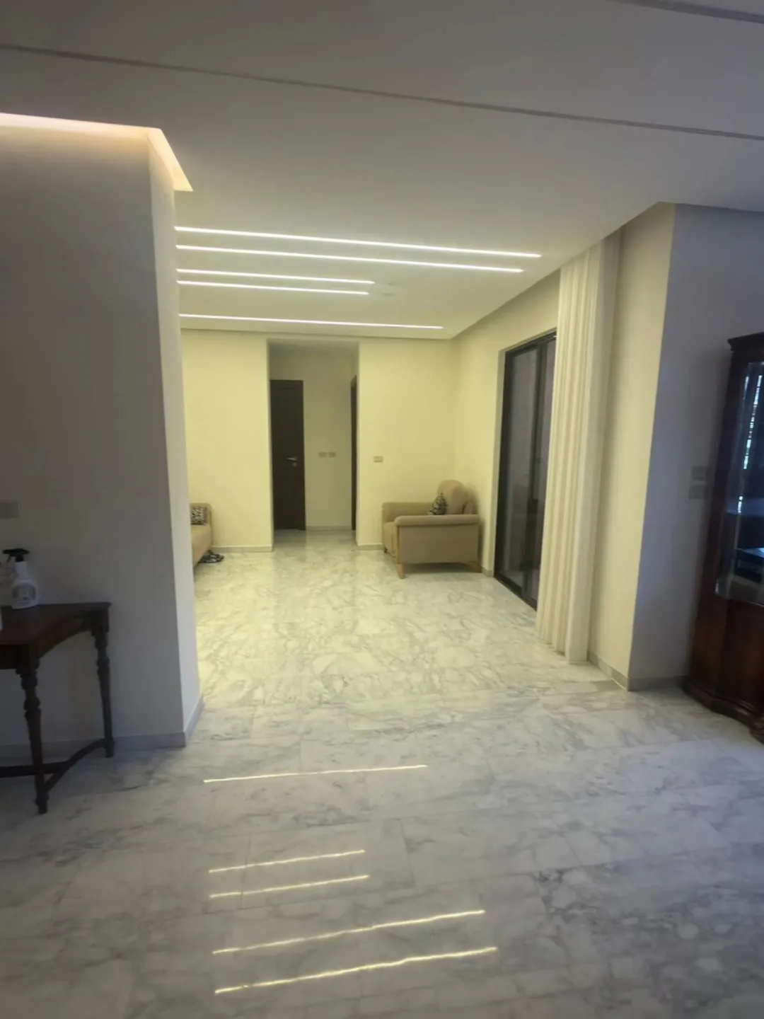البيت 460 متر معه حديقه خارجيه و خمس غرف نوم و ست حمامات ثلاث غرف ماستر و يوجد مطبخ أمريكي و مطبخ عا