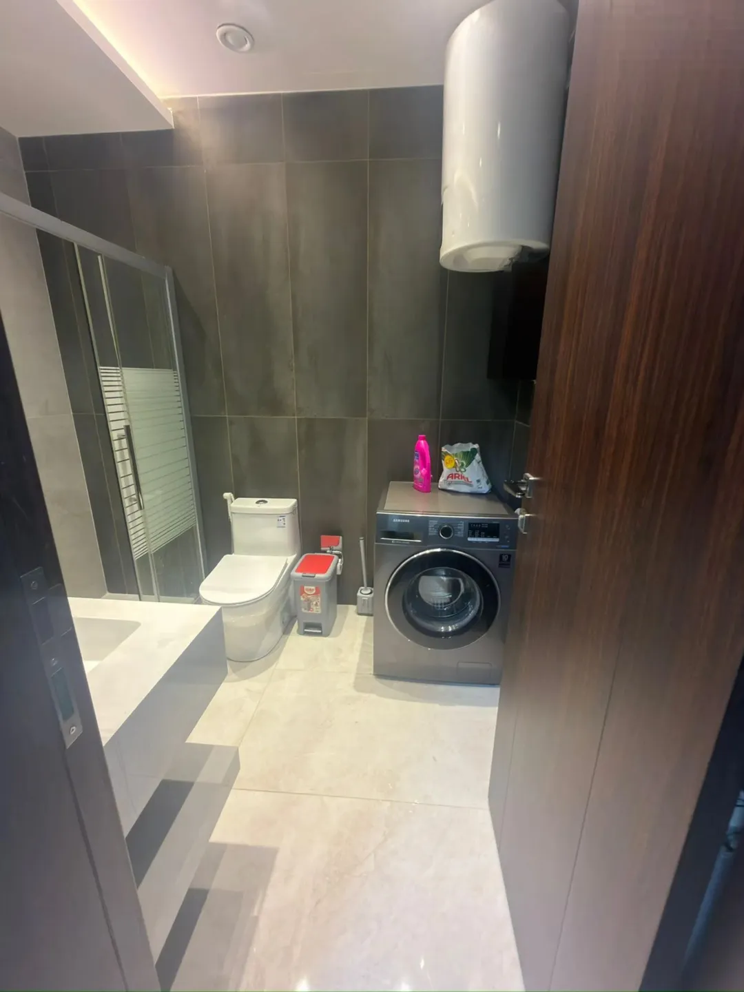 البيت 460 متر معه حديقه خارجيه و خمس غرف نوم و ست حمامات ثلاث غرف ماستر و يوجد مطبخ أمريكي و مطبخ عا