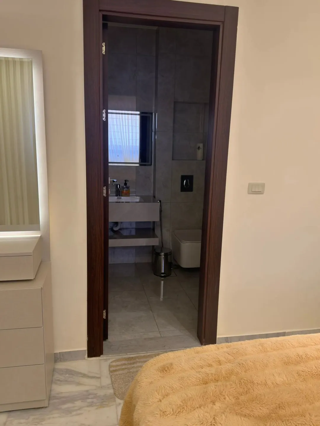 البيت 460 متر معه حديقه خارجيه و خمس غرف نوم و ست حمامات ثلاث غرف ماستر و يوجد مطبخ أمريكي و مطبخ عا