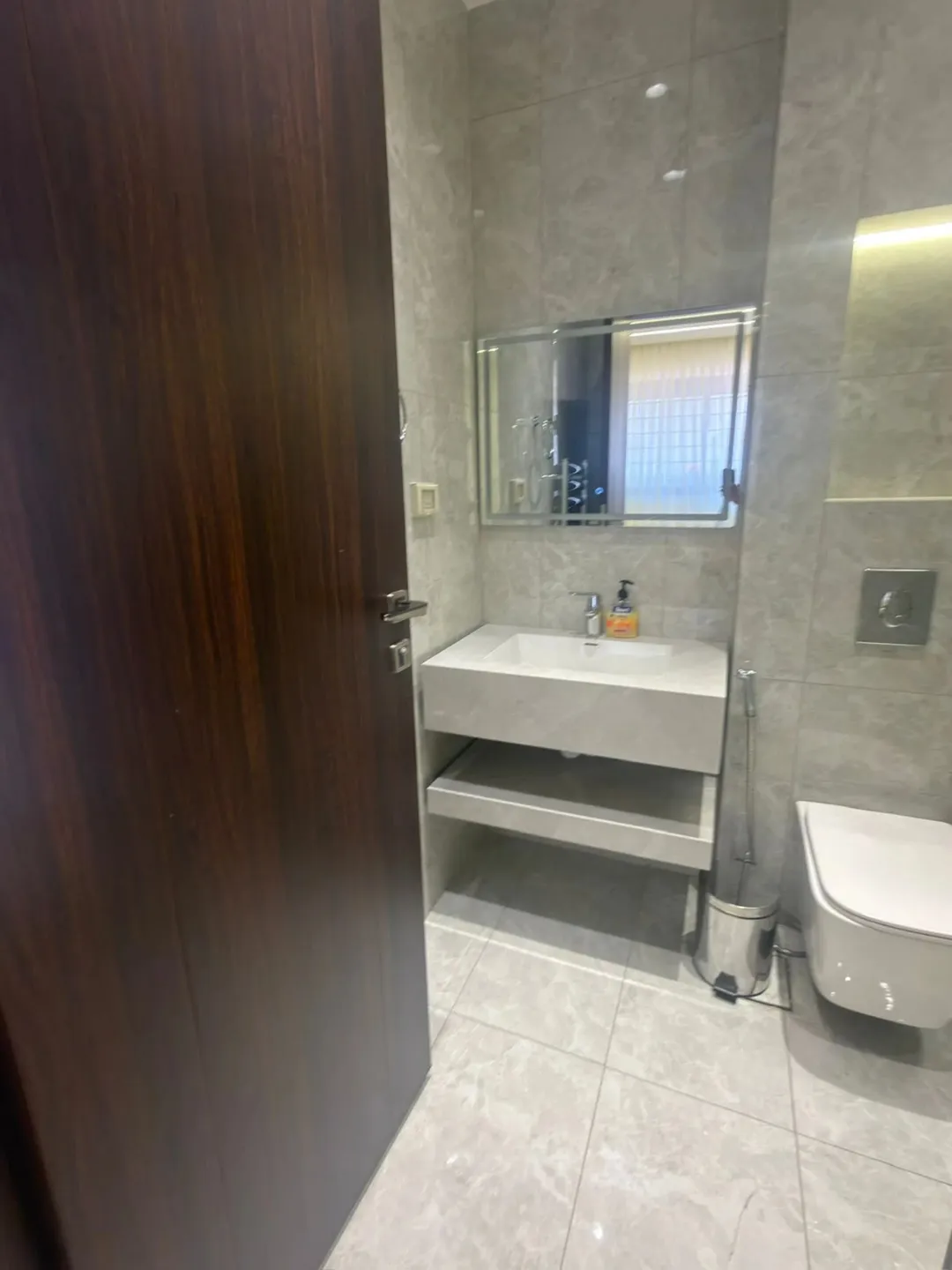 البيت 460 متر معه حديقه خارجيه و خمس غرف نوم و ست حمامات ثلاث غرف ماستر و يوجد مطبخ أمريكي و مطبخ عا
