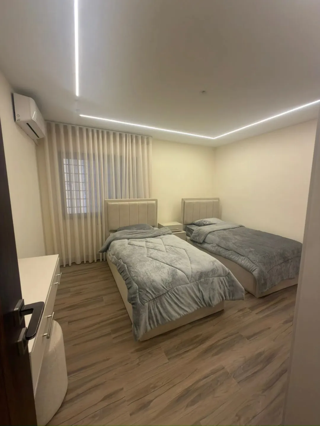 البيت 460 متر معه حديقه خارجيه و خمس غرف نوم و ست حمامات ثلاث غرف ماستر و يوجد مطبخ أمريكي و مطبخ عا