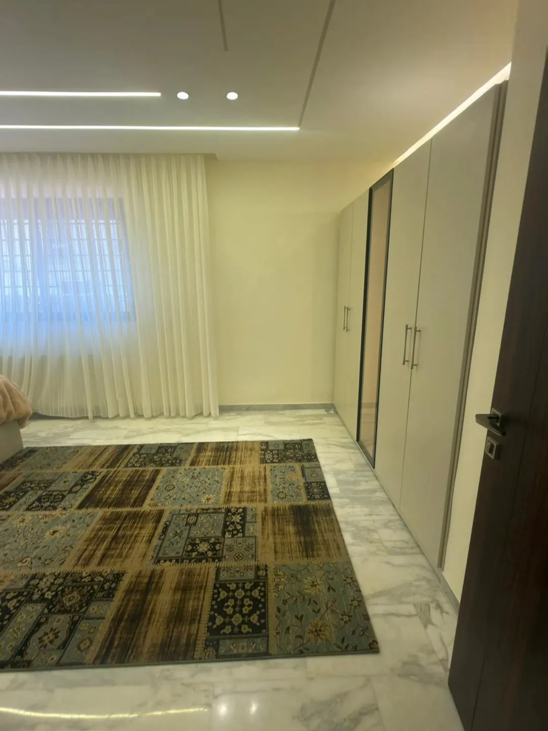 البيت 460 متر معه حديقه خارجيه و خمس غرف نوم و ست حمامات ثلاث غرف ماستر و يوجد مطبخ أمريكي و مطبخ عا
