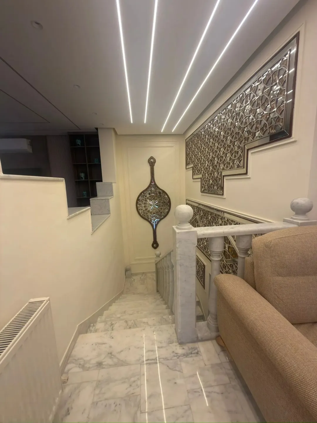 البيت 460 متر معه حديقه خارجيه و خمس غرف نوم و ست حمامات ثلاث غرف ماستر و يوجد مطبخ أمريكي و مطبخ عا