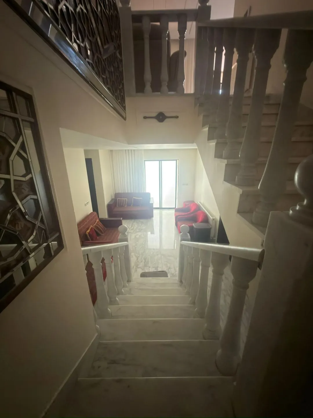 البيت 460 متر معه حديقه خارجيه و خمس غرف نوم و ست حمامات ثلاث غرف ماستر و يوجد مطبخ أمريكي و مطبخ عا