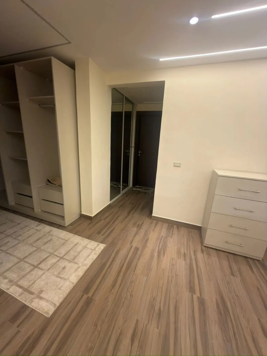 البيت 460 متر معه حديقه خارجيه و خمس غرف نوم و ست حمامات ثلاث غرف ماستر و يوجد مطبخ أمريكي و مطبخ عا