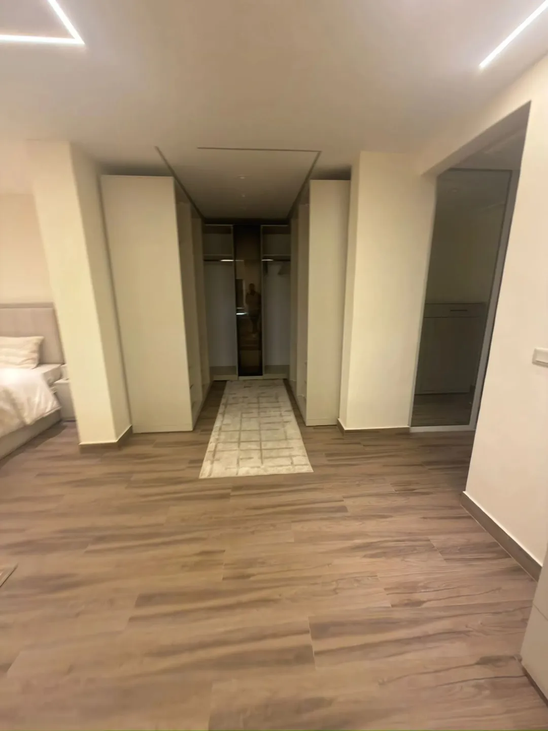 البيت 460 متر معه حديقه خارجيه و خمس غرف نوم و ست حمامات ثلاث غرف ماستر و يوجد مطبخ أمريكي و مطبخ عا