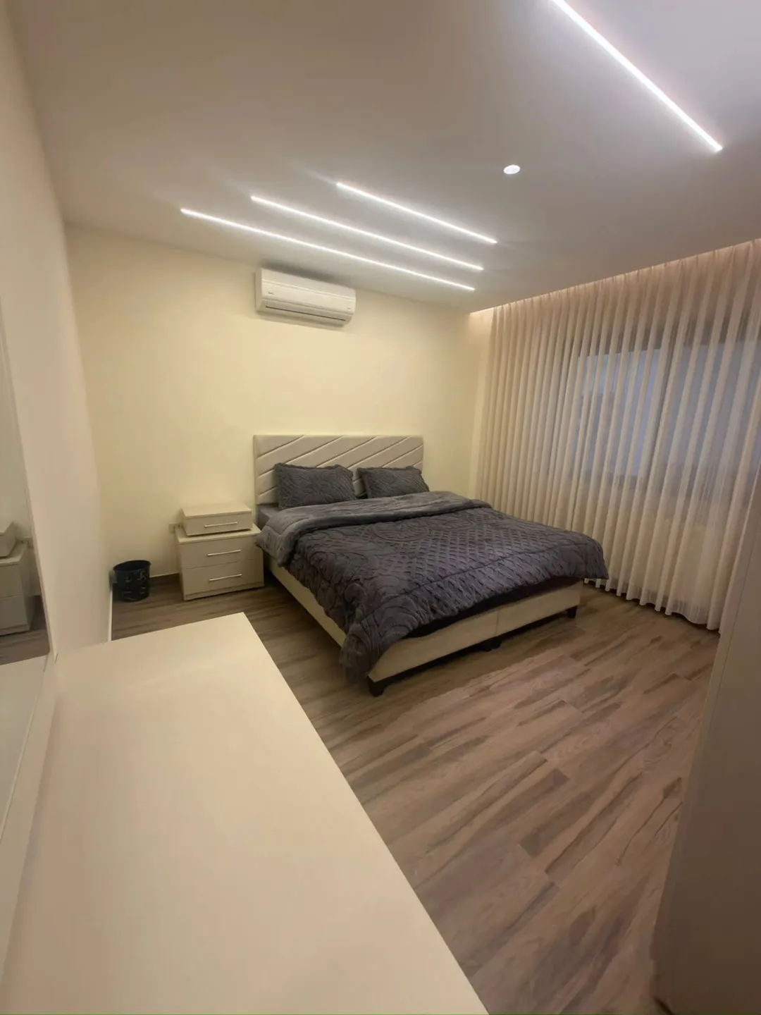 البيت 460 متر معه حديقه خارجيه و خمس غرف نوم و ست حمامات ثلاث غرف ماستر و يوجد مطبخ أمريكي و مطبخ عا
