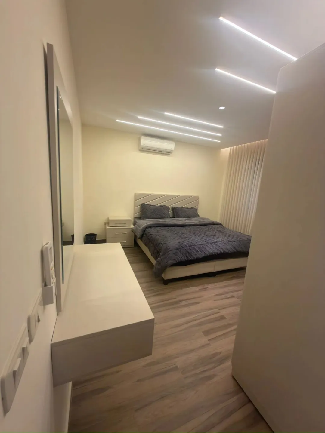 البيت 460 متر معه حديقه خارجيه و خمس غرف نوم و ست حمامات ثلاث غرف ماستر و يوجد مطبخ أمريكي و مطبخ عا
