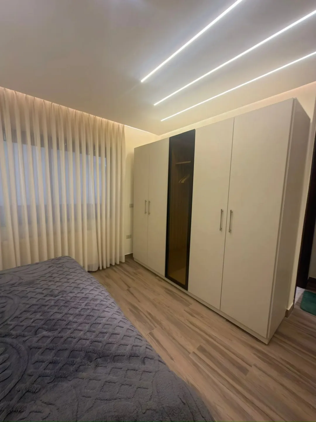 البيت 460 متر معه حديقه خارجيه و خمس غرف نوم و ست حمامات ثلاث غرف ماستر و يوجد مطبخ أمريكي و مطبخ عا