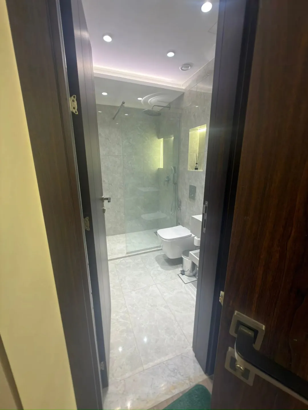 البيت 460 متر معه حديقه خارجيه و خمس غرف نوم و ست حمامات ثلاث غرف ماستر و يوجد مطبخ أمريكي و مطبخ عا