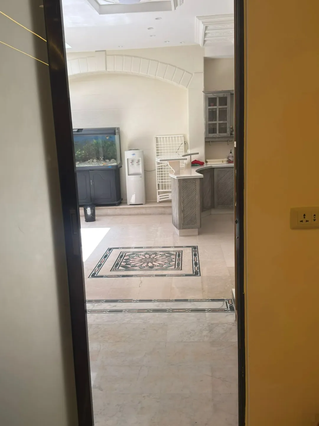 البيت 460 متر معه حديقه خارجيه و خمس غرف نوم و ست حمامات ثلاث غرف ماستر و يوجد مطبخ أمريكي و مطبخ عا